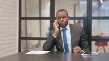 Kızgın Afrikalı İşadamı Ofiste Telefonda konuşuyor