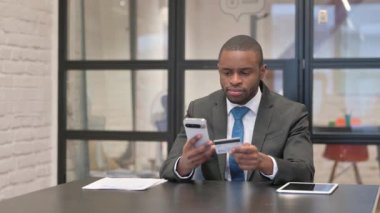 Afrikalı İşadamı Smartphone aracılığıyla Çevrimiçi Bankacılık Sorunları Yaşıyor