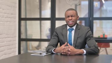 Kızgın Afrikalı İşadamı Ofiste Hayal kırıklığına uğramış