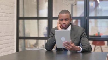 Ofiste Tablet 'te Video Sohbeti Yapan Afrikalı Kadın