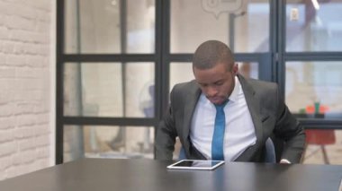 Afrikalı İşadamı İşten Sonra Ofisten Ayrılıyor