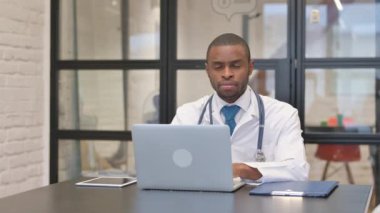 Afrikalı Erkek Doktor Hastanedeki Kameraya Bakıyor