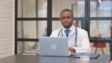 Baş Parmakları Aşağı Afrikalı Erkek Doktor