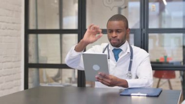 Afrika Erkek Doktoru Dijital Tablet Kullanıyor