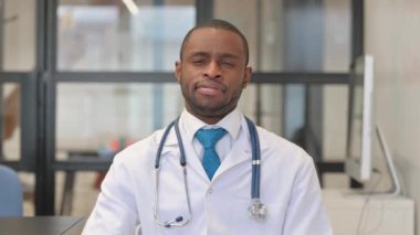Başparmakları havada Afrikalı Erkek Doktor Portresi