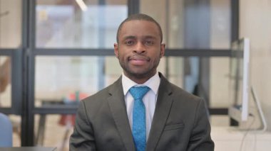 Gülümseyen Afrikalı İş Adamının Portresi Ofiste