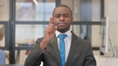 İnsanları davet eden kendinden emin Afrikalı iş adamının portresi