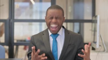 Çığlık atan Afrikalı İşadamının Portresi Deliriyor