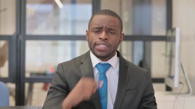 Öfkeli Afrikalı İşadamının Hüsrana Uğramış Portresi