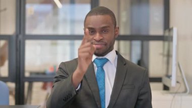 Afrikalı İşadamı Portresi Kamerayı Gösteriyor