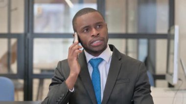 Afrikalı İş Adamının Telefonda Konuşan Portresi