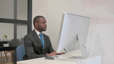 Masaüstü Bilgisayarında Çalışırken Kameraya Gülümseyen Afrikalı İşadamı