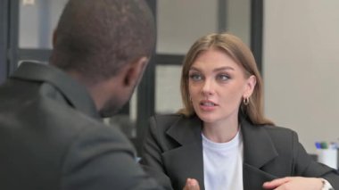 İş kadınının Ofis 'teki takım arkadaşıyla konuşmasına yakın çekim