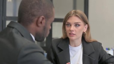 Kızgın İş Kadını Ofis 'te Takım Arkadaşı ile Konuşurken Yakın plan