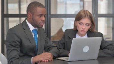 Dizüstü bilgisayarda Başarı Kutlayan İş Adamları