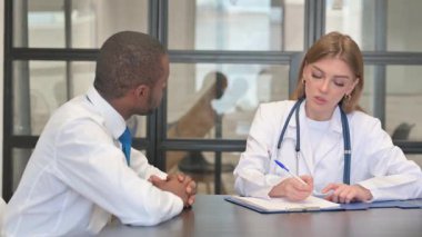 kadın doktor hasta için reçete yazma