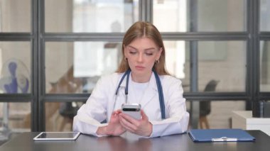 Klinikte Smartphone kullanan Kadın Doktor