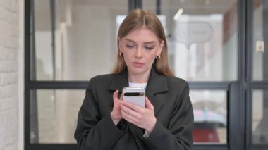 Genç İş kadınının Portresi Telefondaki Kaybından Şok Oldu