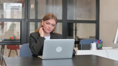 Genç İş Kadını Boyun Yorgunluğu ve Ofiste Ağrısı Var