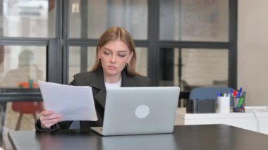Genç İş Kadını Belgeler ve Laptop Üzerinde Çalışıyor