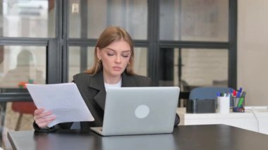 Genç İş Kadını İş Sözleşmesi Okurken Üzülüyor