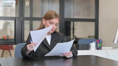 Genç İş Kadını İş yerinde Belgeler Okuyor