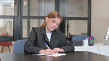 Genç İş Kadını Ofiste Mektup Yazıyor