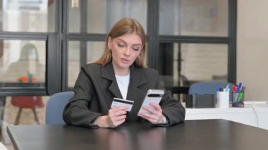 Genç İş Kadınları İnternet 'ten Akıllı Telefon ile Alışveriş