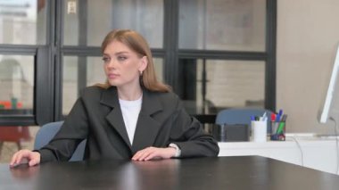 Genç İş Kadını İşten Sonra Ofisi Terk Ediyor