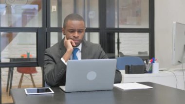 İş yerinde Afrikalı Amerikalı İşadamı Beyin Fırtınası