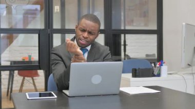 Afrikalı Amerikalı İş Adamı Bileğinde Ağrı ve Ağrıyla İş Başında