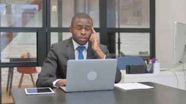 Afrikalı Amerikalı İşadamı İş Başı Ağrısı çekiyor