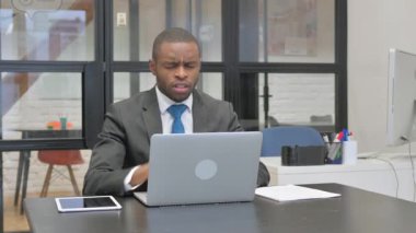 Afrikalı Amerikalı İşadamı İş yerinde Öksürüyor