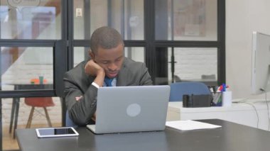 Yorgun Afrikalı Amerikalı İş Adamı İşte Uyuyor