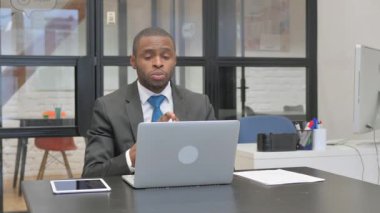 Afrikalı Amerikalı İş Adamı Laptop ile Video Sohbeti Yapıyor