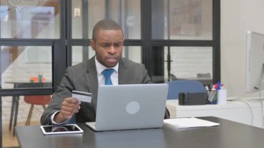 Çevrimiçi Bankacılık Sorunları Olan Afrikalı Amerikalı İş Adamı