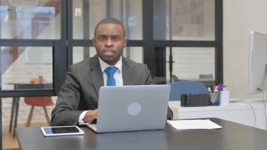 Afrikalı Amerikalı İşadamı, İş Başındaki Kameraya Bakarken Şok Oldu