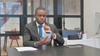 İş yerinde Afrikalı Kadın Telefonda Video Sohbeti Yapıyor