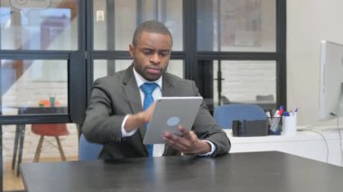 Dijital tablet üzerinde çalışan Afrika kadın