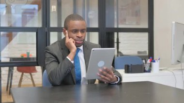 Afrikalı Kadın İş yerinde Tablette Video Sohbeti Yapıyor