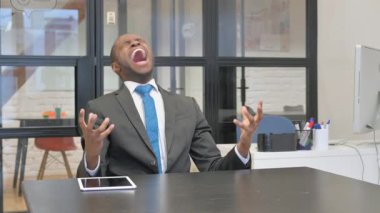 Kızgın Afrikalı Amerikalı İşadamı İşyerinde Hayal kırıklığına uğradı