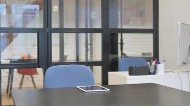 Afrikalı Amerikalı İş Adamı Sabah Ofise Geldi