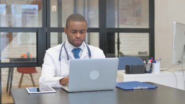 Afrikalı Erkek Doktor Klinikteki Kameraya Bakıyor