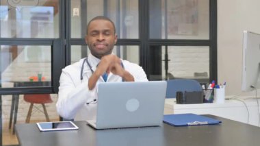 Afrikalı Erkek Doktor Klinikteki Kameraya Gülümsüyor