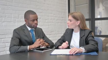 İş Adamları İşyerinde Belgeler Üzerinde Çalışıyor