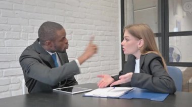 İşteki Tartışmada Kızgın İş Adamları