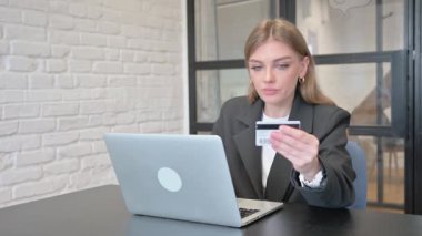 Ofiste Çevrimiçi Bankacılık Sorunları Olan İş Kadınları