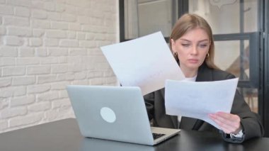 Ofiste Belgeler ve Laptop Üzerinde Çalışan İş Kadını