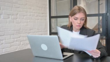 Ofiste Sözleşme Okurken İş Kadını ÜzgünName