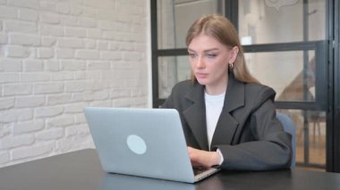 Ofisteki Dizüstü Bilgisayarı İnkâr Eden İş Kadını